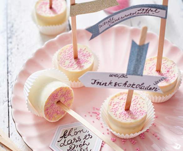 Weiße Trinkschokoladenlöffel mit Zuckerperlen