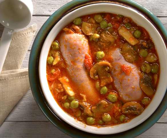 Salsiccia di maiale con piselli e funghi