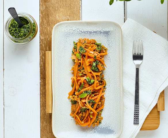Spaghetti di patate dolci con pesto alle erbe aromatiche Spaghetti di patate dolci con pesto alle erbe aromatiche