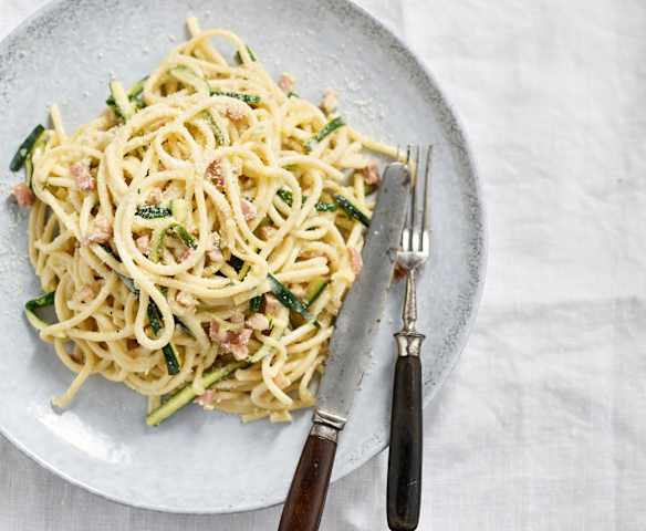 Massa com curgete e bacon