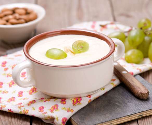 Ajo blanco - andaluzyjska zimna zupa migdałowo-czosnkowa
