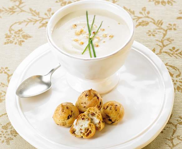 Creme de couve-flor com profiteroles de tomate seco