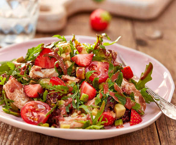 Erdbeer-Avocado-Salat mit Hähnchen