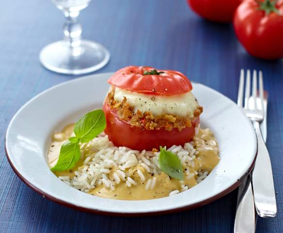 Pomodori ripieni e riso al vapore con salsa anacardi e basilico Pomodori ripieni e riso al vapore con salsa anacardi e basilico