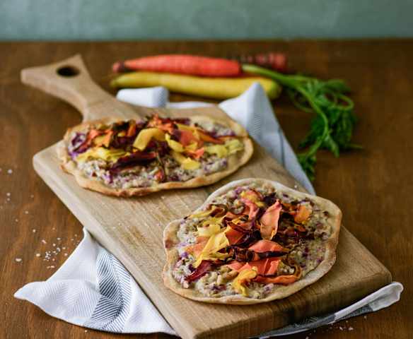 Roggenflammkuchen mit Blauschimmelkäse und Karotten