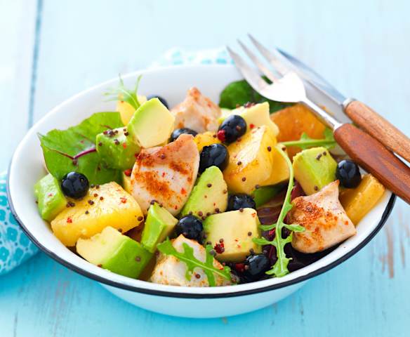 Salade de poulet, avocat et ananas grillé