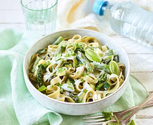 Pasta mit grünem Spargel und Zucchini