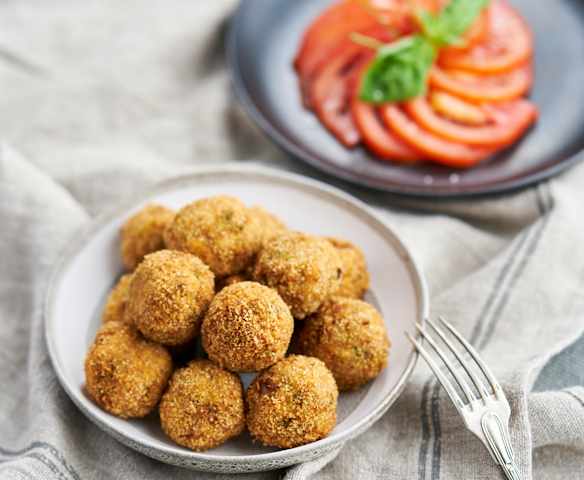 Bolinhas de carne, salada de tomate e coentros