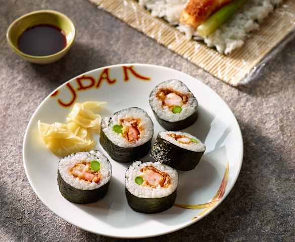 Sushi-Rolle mit warmen Knuspergambas