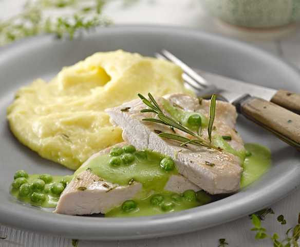 Krůtí plátky s omáčkou z hrášku a bramborovým pyré