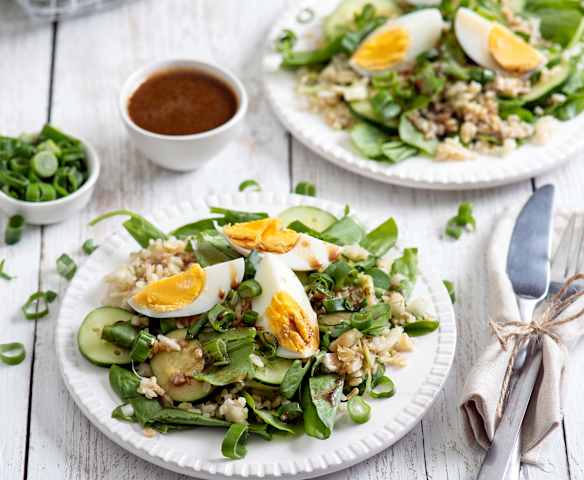 Sałatka z kaszą bulgur, szczawiem i jajkiem