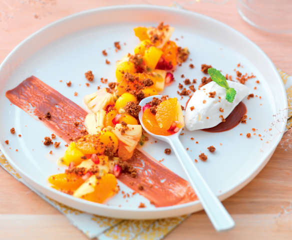 Fruits frais, crumble de sarrasin et crème chantilly