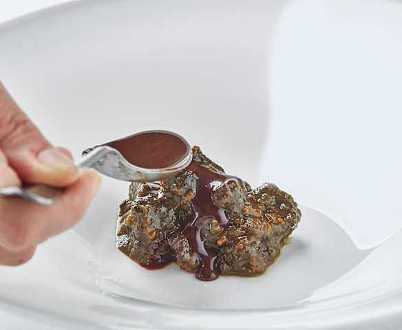 Brasato di cervo al vino rosso e cioccolato di Antonia Klugmann