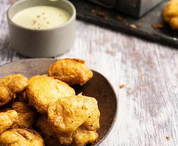 Nuggets de frango com dip de parmesão