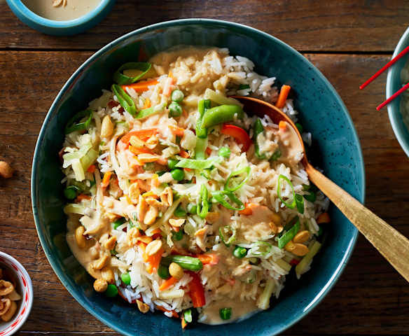 Reis mit Wokgemüse und Erdnuss-Sauce