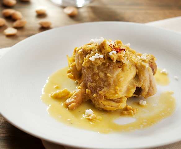 Poulet mit Ei und Mandelsauce