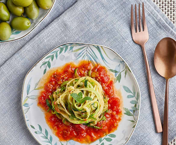 Spaghetti di zucchine con salsa alle olive e menta