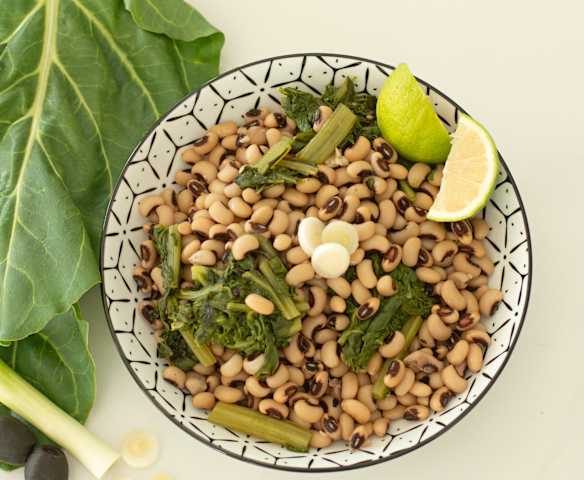 Λουβιά ξηρά με λάχανα (μαυρομάτικα με σέσκουλα)