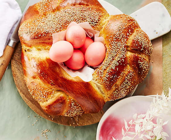 Oster-Challah-Nest mit Sesam und Ei
