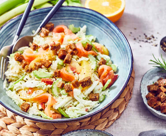 Chinakohl-Salat mit Croûtons und Lachs