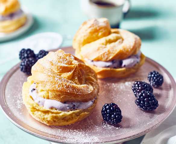 Tonka-Windbeutel mit Brombeeren