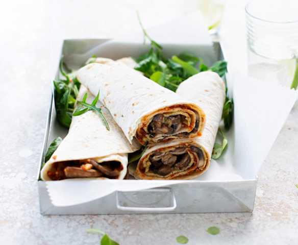 Burritos de huevo con champiñones y tomates secos
