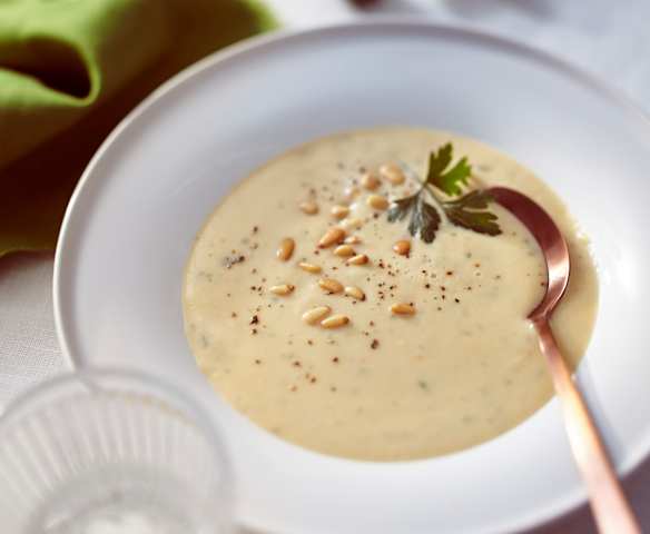 Cremesuppe von Knollensellerie mit Chili