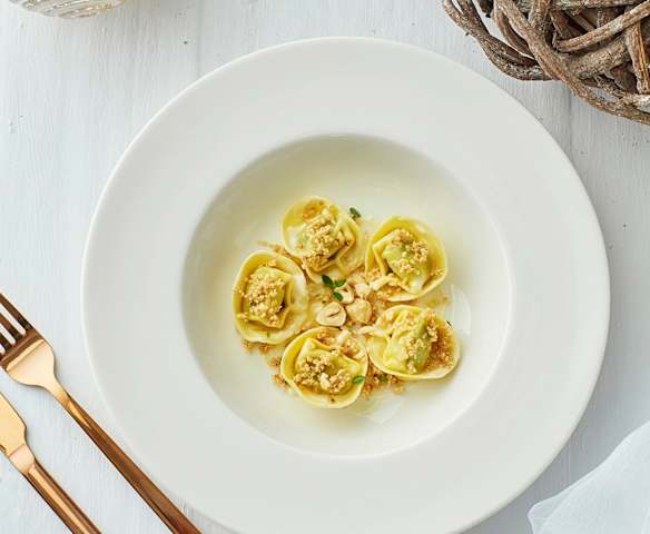 Tortelli di faraona e Parmigiano reggiano con nocciole tostate Tortelli di faraona e Parmigiano reggiano con nocciole tostate