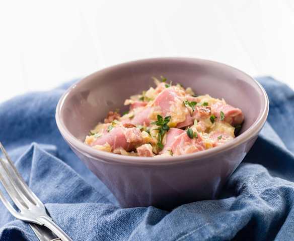 Salsichas frescas com alho-francês e limão