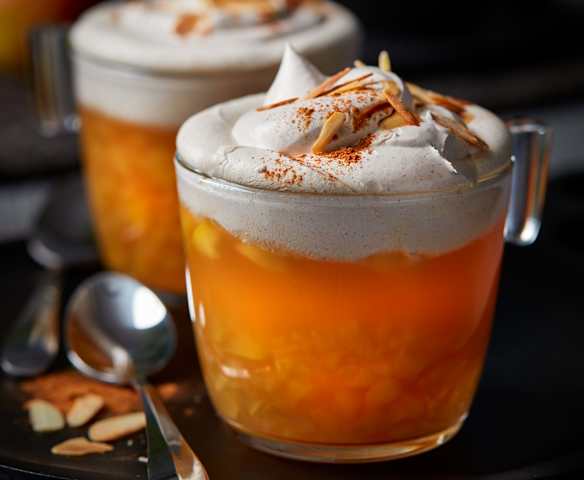 Bratapfelpunsch mit Vanille-Zimt-Sahne