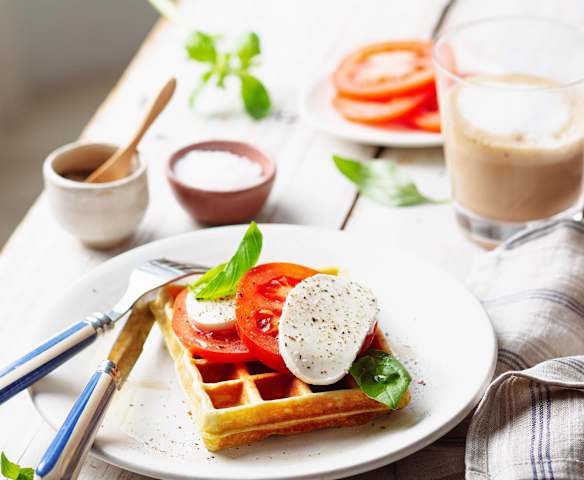 Gofres de parmesano con caprese