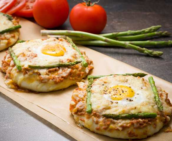 Pizzetas de carne con espárragos y huevo Pizzetas de carne con espárragos y huevo