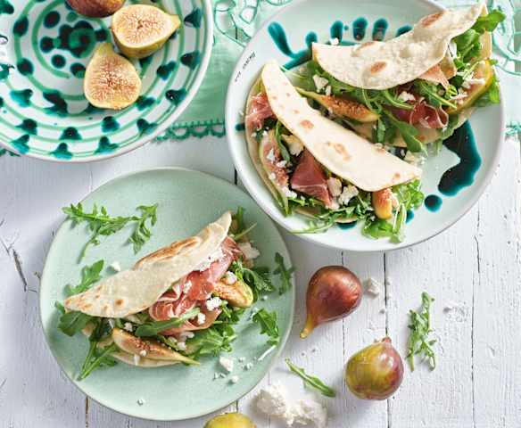 Piadina romana com salada de rúcula feta e figo