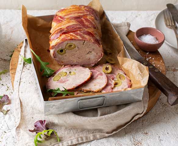 Rollo tres carnes con trenzado de beicon caramelizado Rollo tres carnes con trenzado de beicon caramelizado