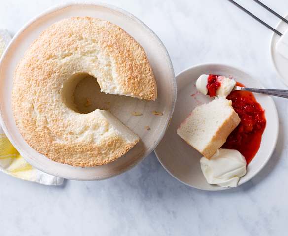 Angel food cake con salsa de fresas
