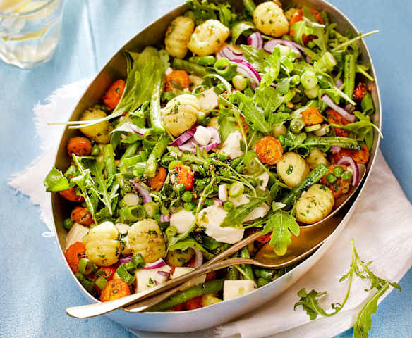 Gnocchi-Salat mit Gartengemüse und Petersilienpesto