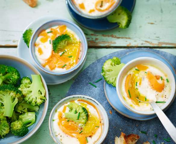 Œufs cocotte à la carotte, au brocoli et à la mimolette