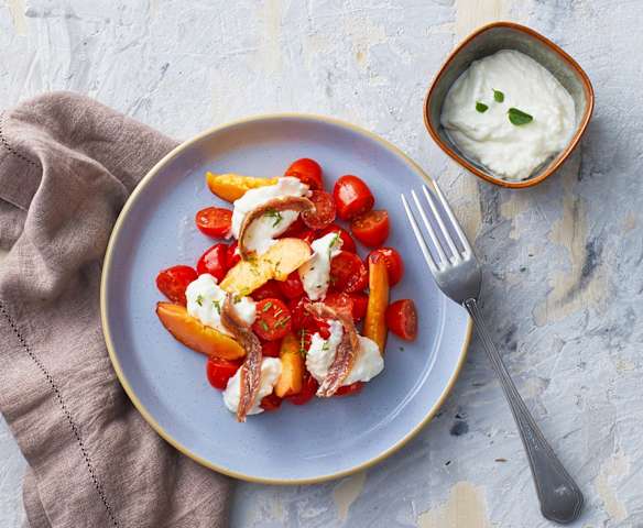 Insalata di pomodorini e pesche con crema di burrata e acciughe Insalata di pomodorini e pesche con crema di burrata e acciughe