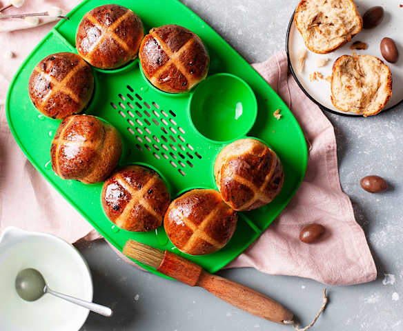 Maślane bułeczki z suszonymi owocami (hot cross buns)