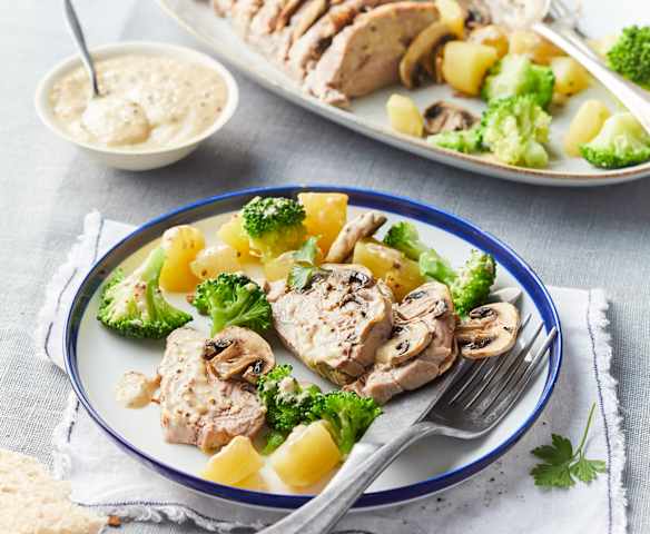 Χοιρινό φιλέτο με σάλτσα μουστάρδας, πατάτες και μπρόκολο