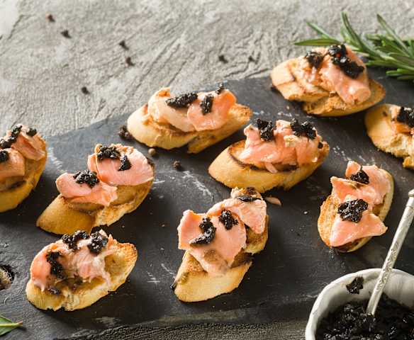 Salmón en escabeche con caramelo de aceituna