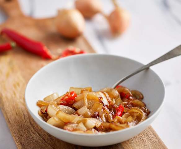 Zwiebeln und Chili anbraten