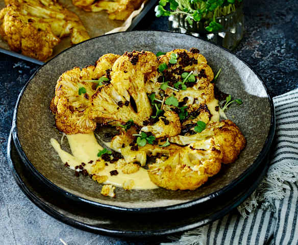 Gerösteter Blumenkohl mit Pumpernickelcrunch und Sesam-Hollandaise