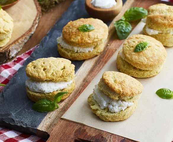 Scones salati al basilico e crema di ricotta Scones salati al basilico e crema di ricotta