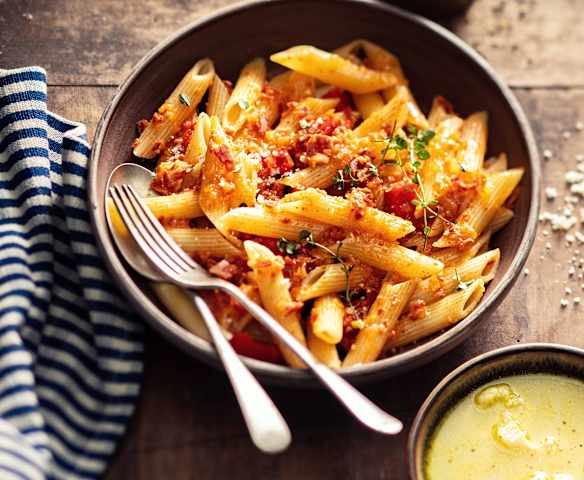 Supă de conopidă; Paste cu chorizo și Pepperonata