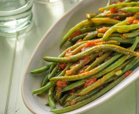 Grüne Bohnen mit Tomaten und Petersilie