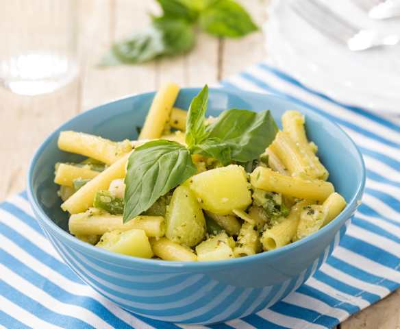 Insalata di pasta alle erbe con fagiolini e patate