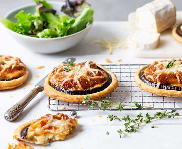 Montaditos de berenjena y queso con cebolla caramelizada