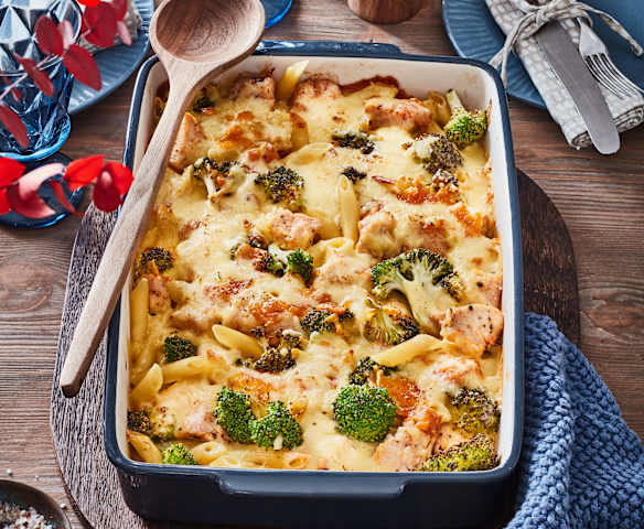 Cremiger Hähnchen-Brokkoli-Auflauf mit Nudeln