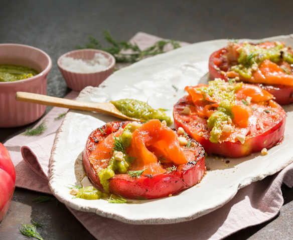 Tomate rosa a la plancha con pesto de eneldo Tomate rosa a la plancha con pesto de eneldo